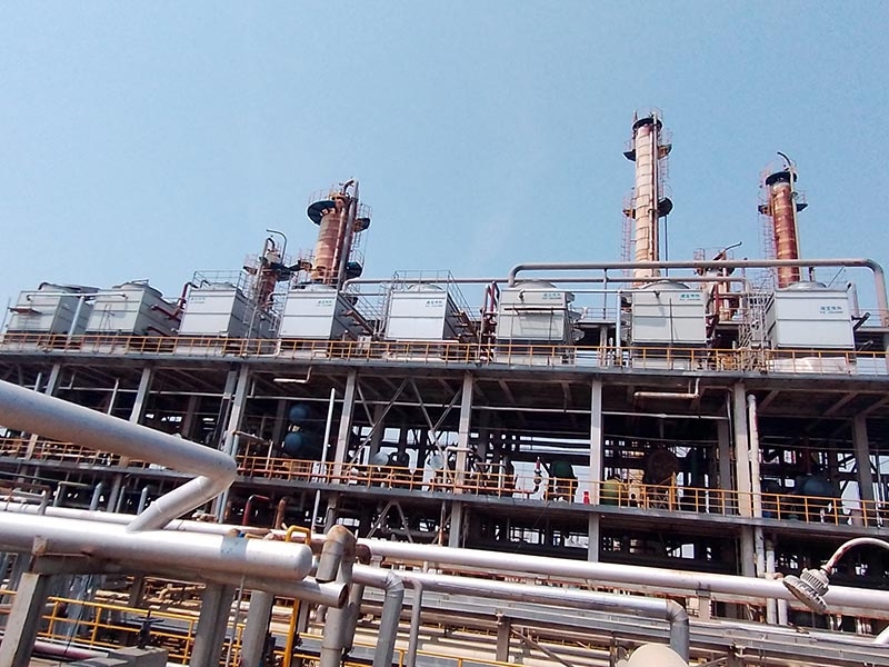 Chemical closed cooling tower