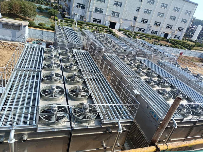 Low noise closed cooling tower